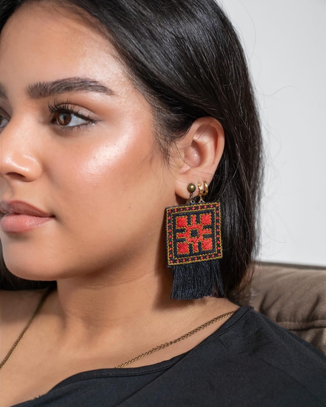 Square embroidered earring with a black tassel